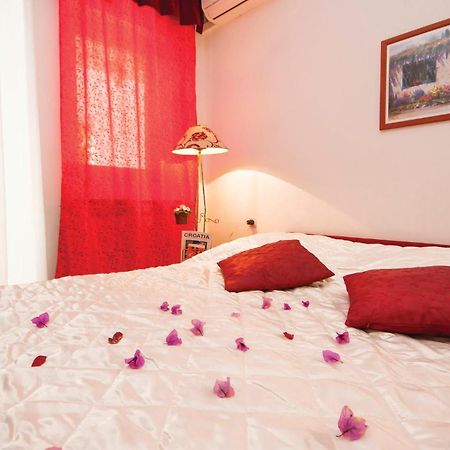 Cozy Apartment In Brodarica With Wifi Εξωτερικό φωτογραφία